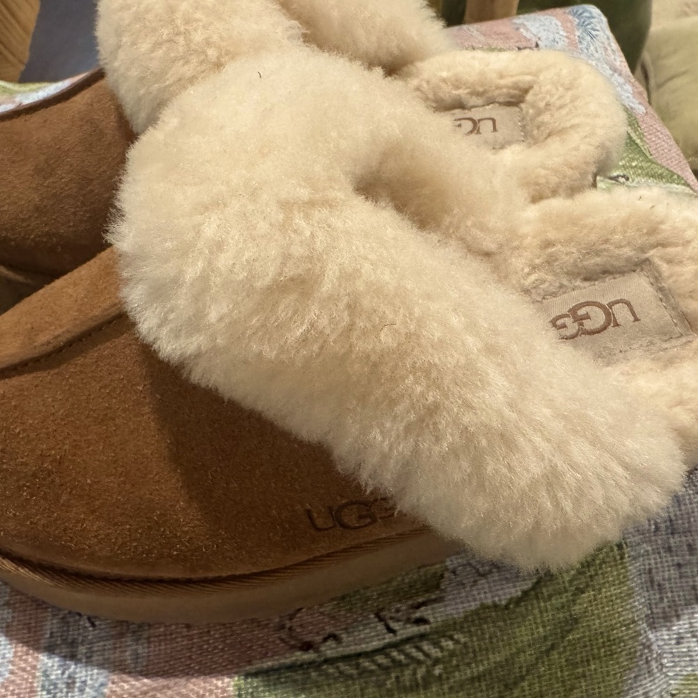 Ugg Sherpa slippers US 6
